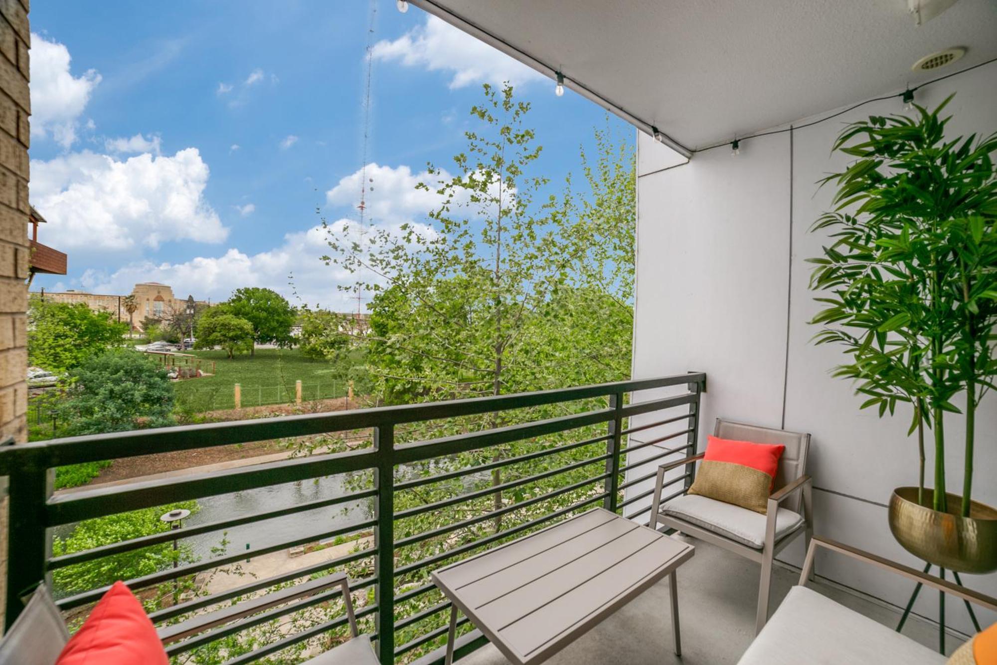 Downtown Apartment With Riverwalk Views Free Parking Pet Friendly Centrally Located On The Riverwalk San Antonio Ngoại thất bức ảnh